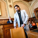 Tim Wiese nimmt Platz in einem Gerichtssaal.
