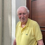Wilfried Emmrich steht vor seiner Haustür