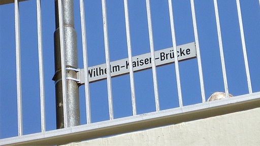Die Wilhelm-Kaisen-Brücke im Detail mit Straßenschild