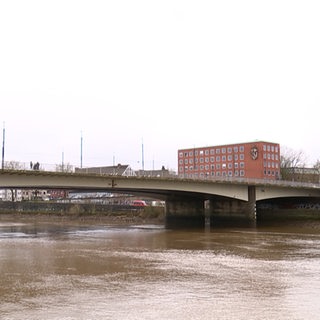 Die Wilhelm-Kaisen-Brücke über der Weser in Bremen
