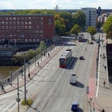 Eine Bahn fährt über die Wilhelm-Kaisen-Brücke.