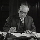 Wilhelm Kaisen sitzt am Schreibtisch (Archivbild)