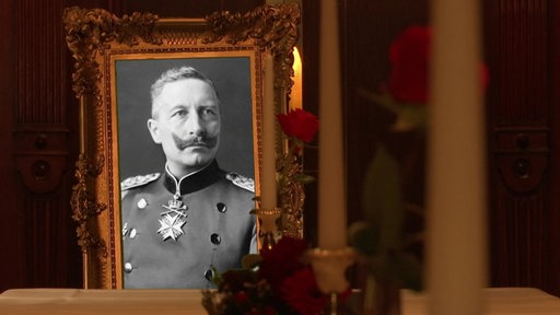Ein schwarz weiß Foto vom deutschen Kaiser Wilhelm II. 