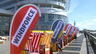 Strandkörbe mit Windforce Werbeschildern in Bremerhaven