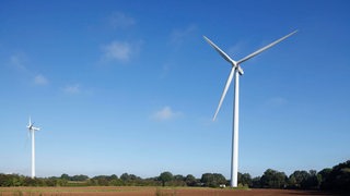 Zwei Windräder auf einem Acker in Bremen.