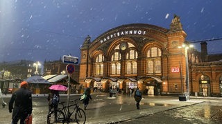 Der Bremer Hauptbahnhof im Schnee.