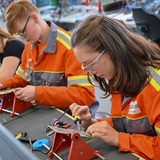 Auszubildende lernen im Elektrobereich vom Berufsbildungszentrum des Stahlproduzenten ArcelorMittal.