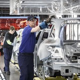 Arbeiter am Band bei Mercedes beim Rohaufbau der Autos.