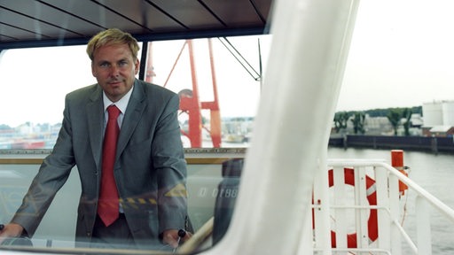 Niels Stolberg auf einer Brücke eines Schiffs