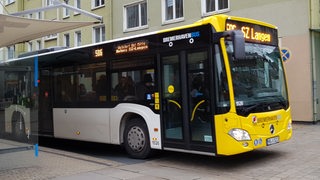 Ein Bus hält in der Innenstadt in Bremerhaven.