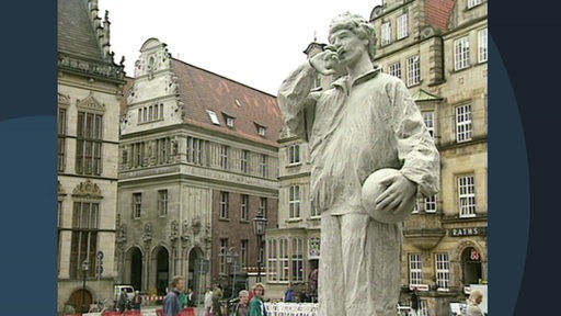 Die Statue von Otto Rehhagel auf dem Marktplatz neben dem Roland.