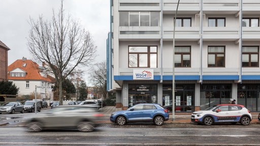 Hauptsitz der Wohnungsgenossenschaft WoGe in Bremerhaven über die Straße fotografiert