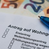Ein Kugelschreiber liegt auf einem Wohngeldantrag.