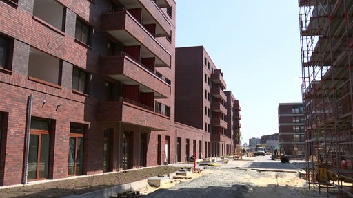 Mehrere sich im Bau befindende Gebäudekomplexe mit vielen Wohnugnen.