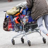 Ein obdachloser Mann läuft mit einem Einkaufwagen über den Platz vor dem Bremer Hauptbahnhof.