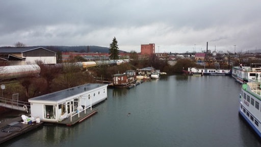 Ein Hausboot auf der Weser in Hameln. 