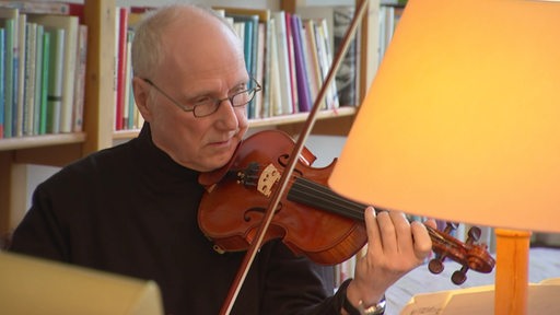Wolfgang Hien mit einer Geige.