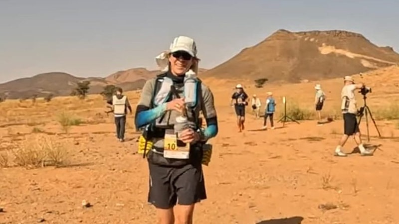 Die Bremer Marathon-Läuferin Birte Bernhardt lächelnd nach einer Etappe in der Wüste von Marokko beim Marathon des Sables.