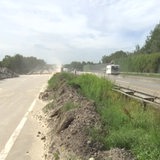Autos fahren auf der Autobahn an einer Baustelle vorbei.