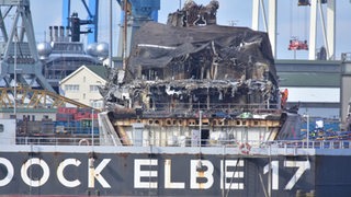Die Yacht "Sassi" nach dem Brand im Lürssen-Dock