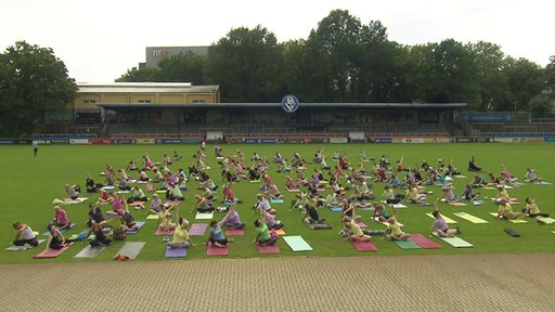 Yoga-Training im Stadion am Panzenberg