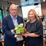 Klaus Sondergeld, Vorsitzender des Rundfunkrates, gratuliert Yvette Gerner, zur Wiederwahl als Radio-Bremen-Intendantin.