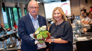Klaus Sondergeld, Vorsitzender des Rundfunkrates, gratuliert Yvette Gerner, zur Wiederwahl als Radio-Bremen-Intendantin.