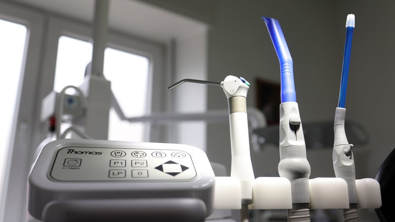 Instrumente in einer Zahnarztpraxis. 