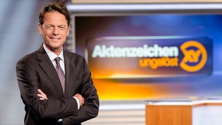 Moderator Rudi Cerne lächelt in die Kamera