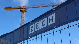 Logo der Firma Zech an einer Baustelle.