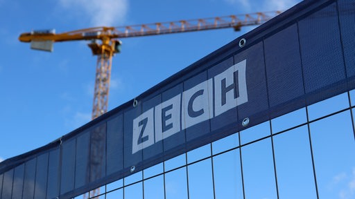Logo der Firma Zech an einer Baustelle.
