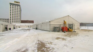 Ein großes Zelt im Schnee.