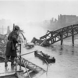  Eroberung von Bremen durch die 2. britische Armee, am 26. April 1945. Zerstörte Brücke über die Weser, britischer Posten. 