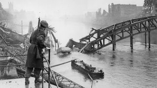  Eroberung von Bremen durch die 2. britische Armee, am 26. April 1945. Zerstörte Brücke über die Weser, britischer Posten. 