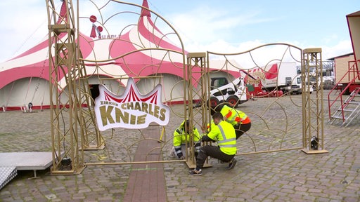 Mitarbeiter bauen das Zirkus Charles Knie auf. 