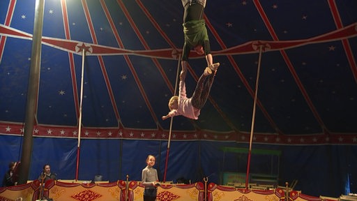 Kinder in einer Zirkusmanege.