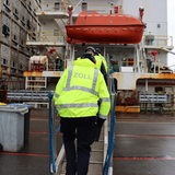 Ein Zollmitarbeiter im Bremerhavener Hafen.