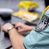 Ein Beamter des deutschen Zoll kontrolliert ein Paket.