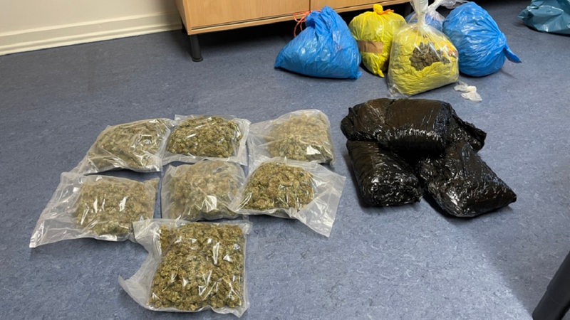 Mehrere Säcke mit Drogen liegen auf einem Fußboden.