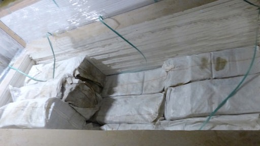 Kokainpakete zwischen Rigipsplatten