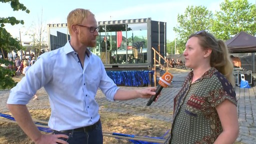 Jan Meier-Wendte interviewt die Organisatorin des Überseefestivals