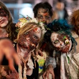 Fünf Frauen posieren als Zombies verkleidet zu Halloween für die Kamera.