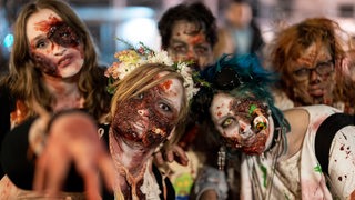 Fünf Frauen posieren als Zombies verkleidet zu Halloween für die Kamera.