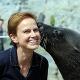 Zoodirektorin Heike Kück mit einer Robbe