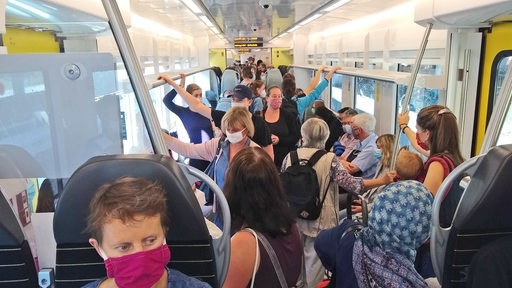 Viele Menschen in einem Zug