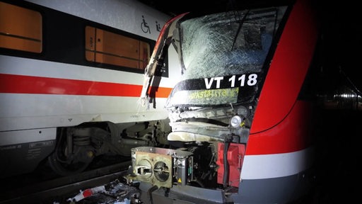 Ein ICE mit 550 Fahrgästen hatte auf der Strecke einen Regionalzug gerammt. Der Regionalzug ist schwer Beschädigt.