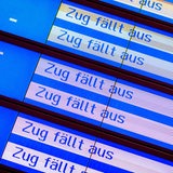"Zug fällt aus" ist auf einer Anzeige mehrfach zu lesen. 