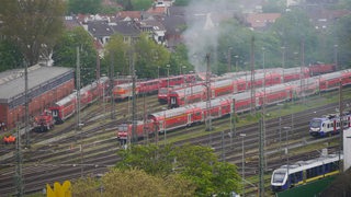 Ein Zug brennt im Bremer Hauptbahnhof.