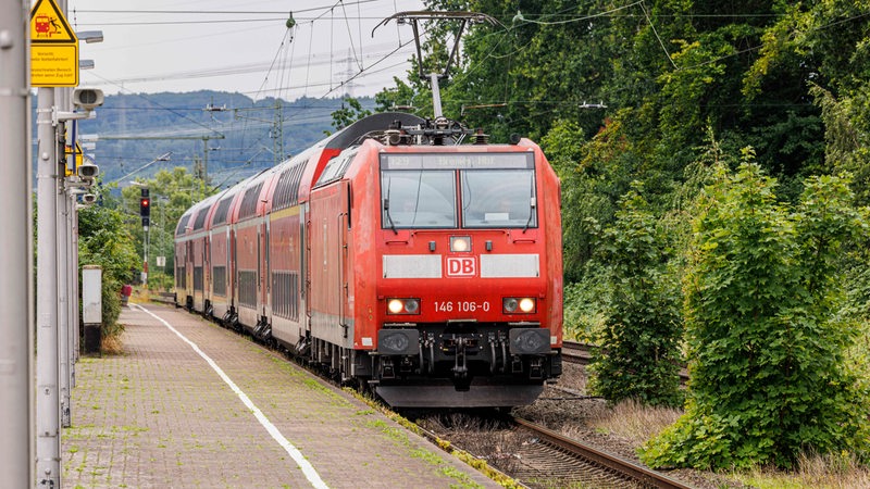 Ein Zug mit Fahrtziel Bremen steht an einem Bahnhof.