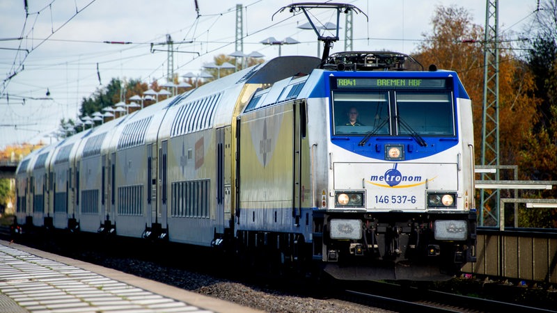 Ein Metronom mit dem Fahrtziel Bremen steht in einem Bahnhof.